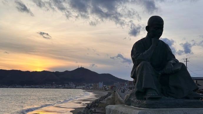 夕暮れ啄木像-函館大森浜