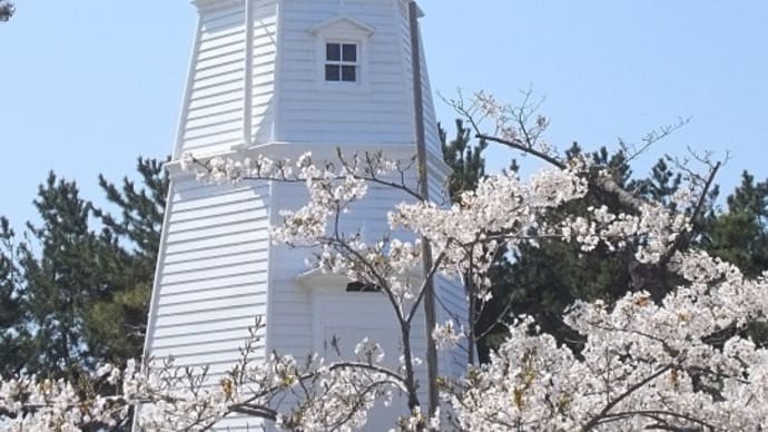 青空と六角灯台と桜