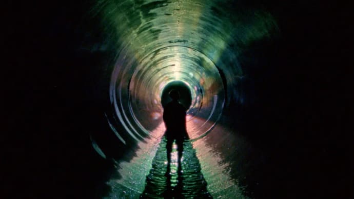 小田香監督「Undergroundアンダーグラウンド」は暗闇と水のゆらぎの映画だった