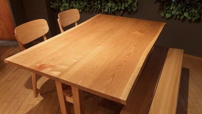 １２７３、いい色に色づいてきましたヤマザクラの接ぎテーブルです。ノタの部分も美しい仕上がりです。一枚板と木の家具の専門店エムズファニチャーです。