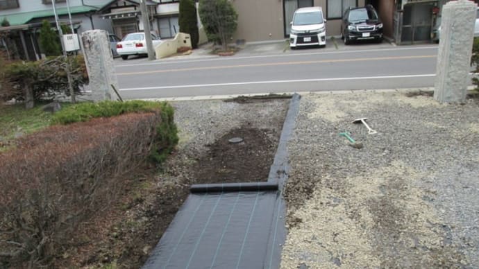 前庭の雑草防止シート敷き込み完了