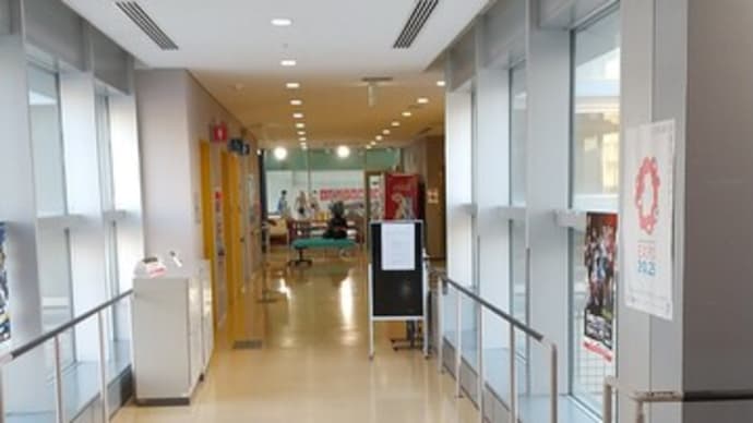 本日は浪速屋内プールで1200メートル泳。帽子をプールサイドに忘れ更衣後、監視員にとってもらいました。監視員はまるで汚いもののような扱いでつまんで持ってきました。