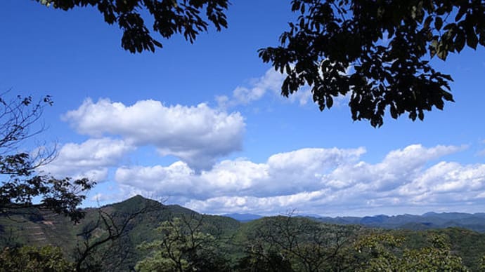 大岩山と白い雲