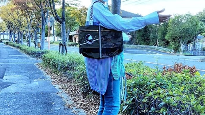カモフラドリームガールバッグを持ってみる・・・ って、今日はめちゃめちゃ寒かったですね(;´・ω・)