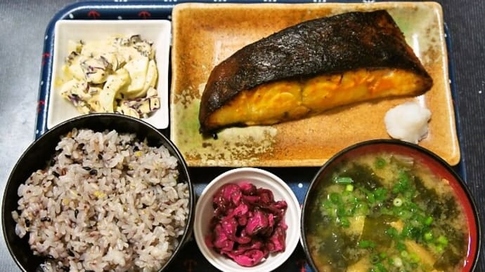 家で晩ご飯(十五穀米ごはんにメダイのみそ漬け、紫キャベツとゆでたまごのマヨネーズサラダ、昆布しば漬け、白菜と椎茸の味噌汁)(2021年4月19日)