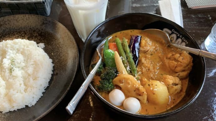 スープカレーを食べつつ、帰りの飛行機の欠航を知る