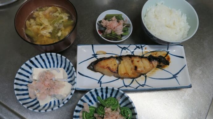 銀タラの焼き物と山菜副菜2品と味噌汁、炊屋食堂の田舎定食・・・庶民の味。