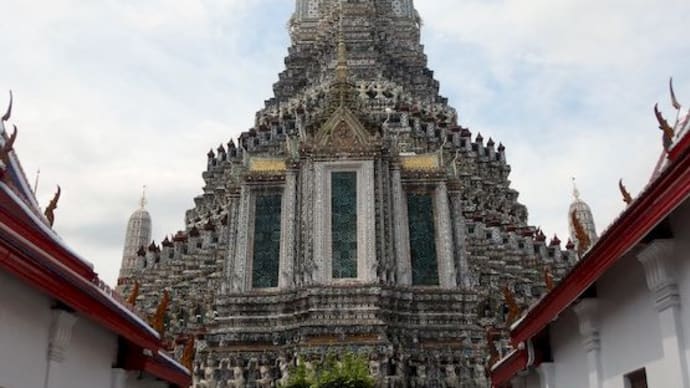 ワット・アルン (暁の寺)　[バンコク]　～　豊饒の海第三巻のタイトルになった大仏塔を有する寺院