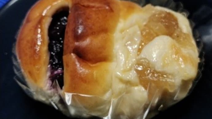 【08/14朝食】ブルベリー&アップルジャムパン、これまた久々のパンなんだね:D
