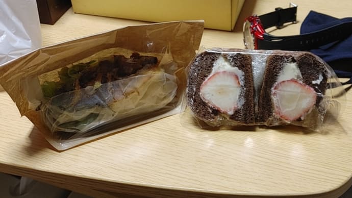 昼はパン食べてました