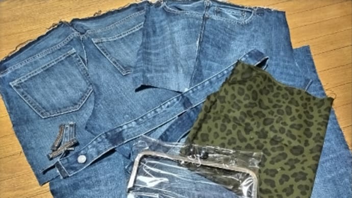 シンプルなジーンズをリメイクしてがま口バッグ製作中〜👛