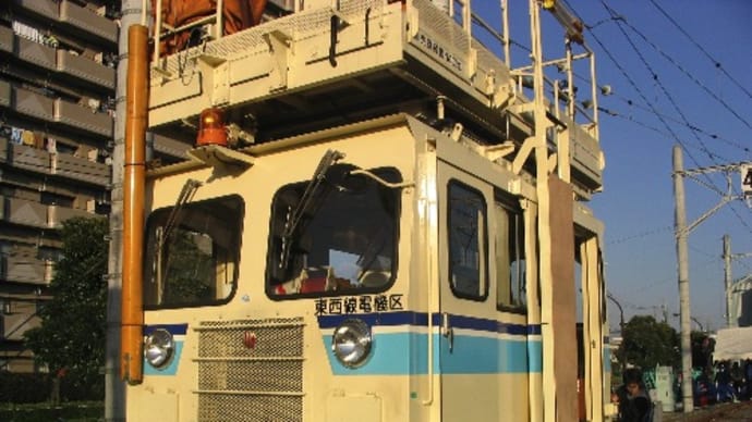 営団地下鉄 ☆ わあ~、電車の宙吊りだわっ!!