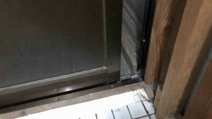 戸のスキマ