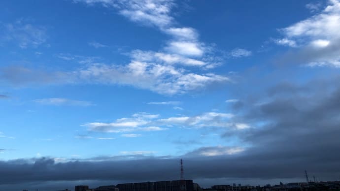 台風の狭間に青空