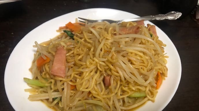 火曜日夜は野菜たっぷりベーコン入り焼きそば