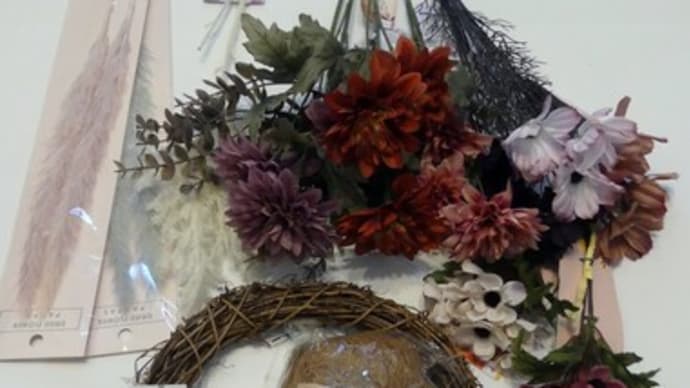 初秋のフラワーアレンジ2022 ~100均造花の秋花クレセントリース~