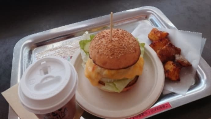 出発ロビーの賑わいを眺めながらハンバーガーどうでしょう