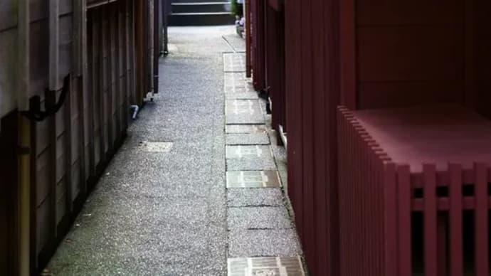 ●過去の記事から　金沢　主計町　あかり坂　暗がり坂　ベンガラ色の外壁