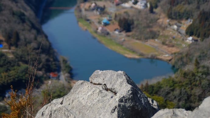切り立った山の斜面にそびえ立つ「そびえる夫婦岩」、眼下の景色が絶景です。ジオラマ効果