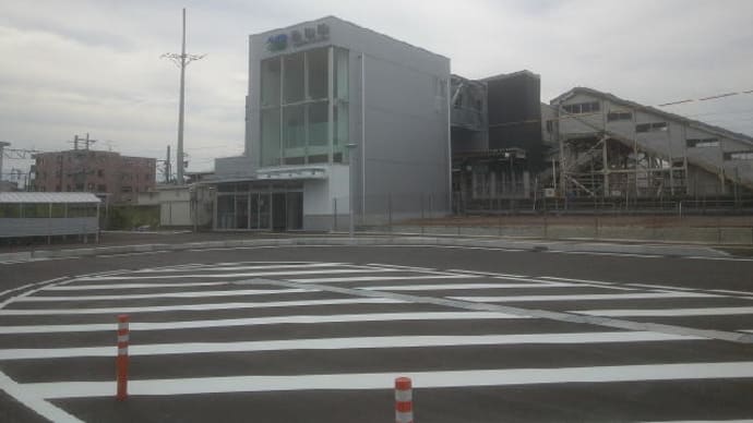 呉羽駅北口と工事中の電鉄富山駅