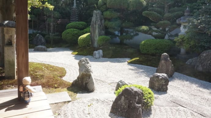 重森三玲作庭の庭を楽しむ。「東福寺」の「霊雲院」の美しい白砂のお庭。