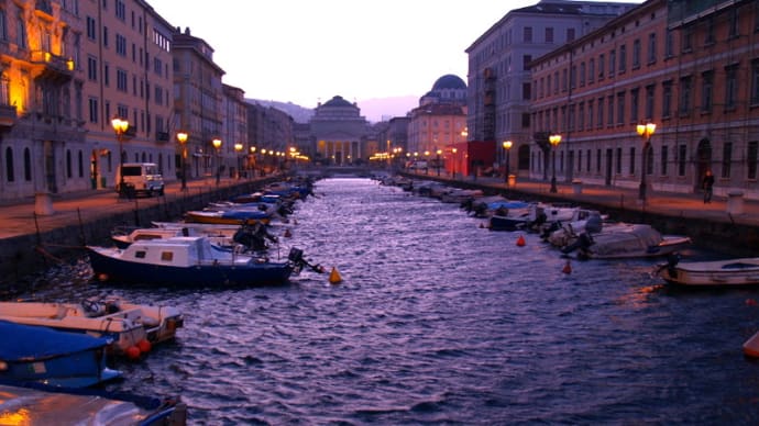 心ふるえる風景 北中部イタリア編⑦ トリエステの夜 季節風の前兆にコートが翻った