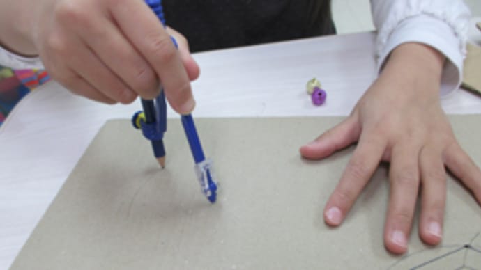 小学１、２年生の子どもたちの算数レッスンの様子です