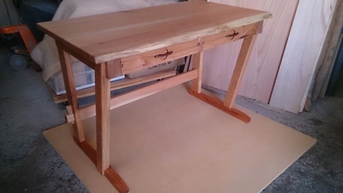 【新入荷】クルミ材を使って、丁寧に作られたコンパクトサイズの机です。仕上げはオイル仕上げ。