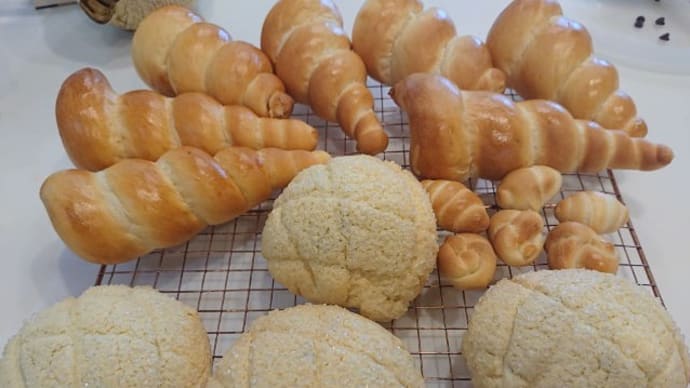妻の手作りパン ~チョコクリームコルネ、メロンパン~