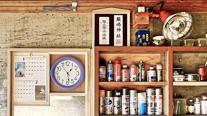 第一地下車庫の西側壁面に、時計・暦・マグネット掲示板を収納する木製ボックスをセットしました