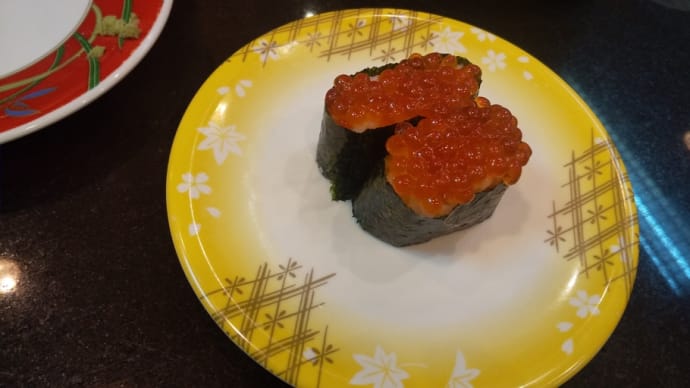 明るく活気ある雰囲気の回転寿司屋でちょい飲み