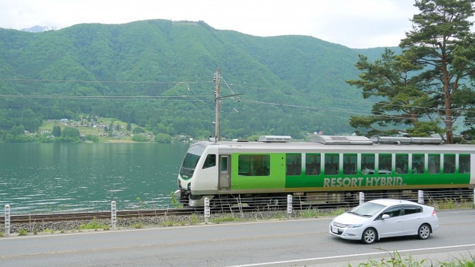 安曇野の北・・・木崎湖の畔を・・・ハイブリッドカー・・・「リゾートビューふるさと」・・・が走る