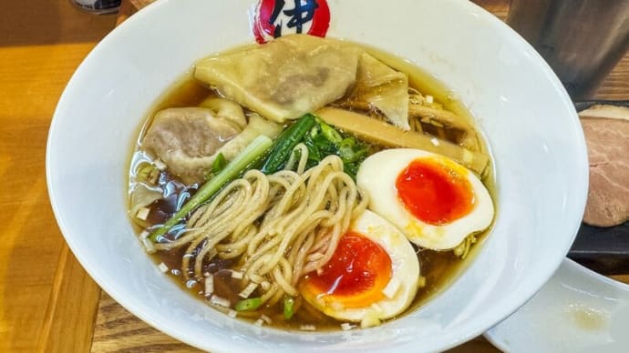 鶏そば醤油のワンタン麺 ~伊の屋さんの大きなワンタン~