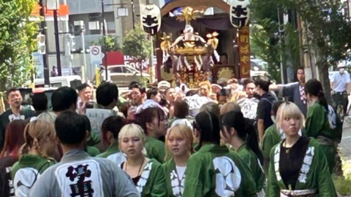 「お神輿、囃子連の山車の巡行 秋まつり」