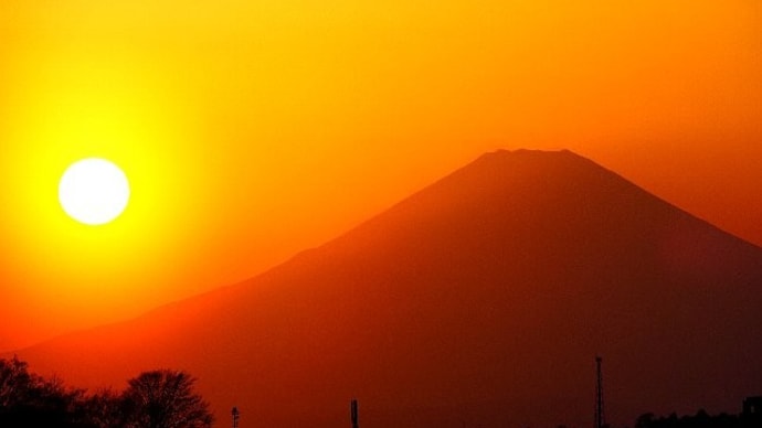 富士山の稜線に沈みゆく夕陽
