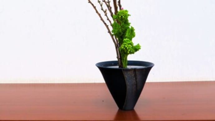 モモとナノハナの取り合わせ・・春の生花