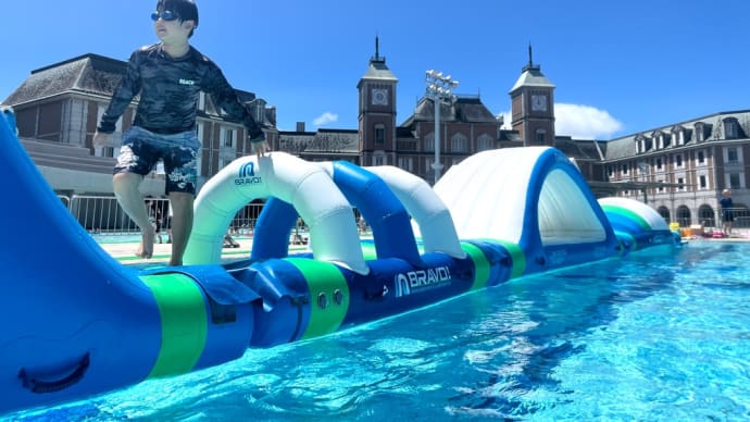 青空の下、神戸のプールで水上アスレチックが最高😄