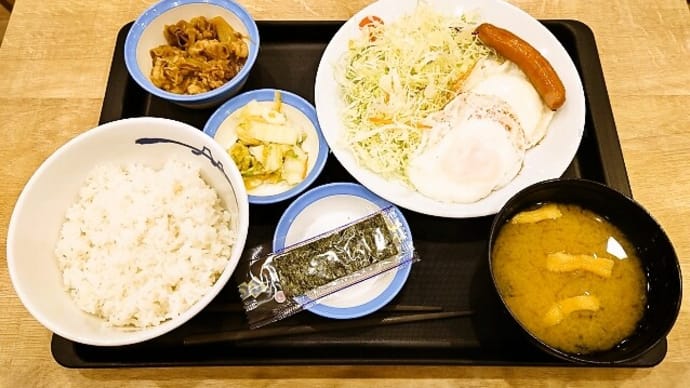 松屋(茅場町店(松のや併設))でソーセージWエッグ定食(小鉢はミニ牛皿)(2024年12月20日)