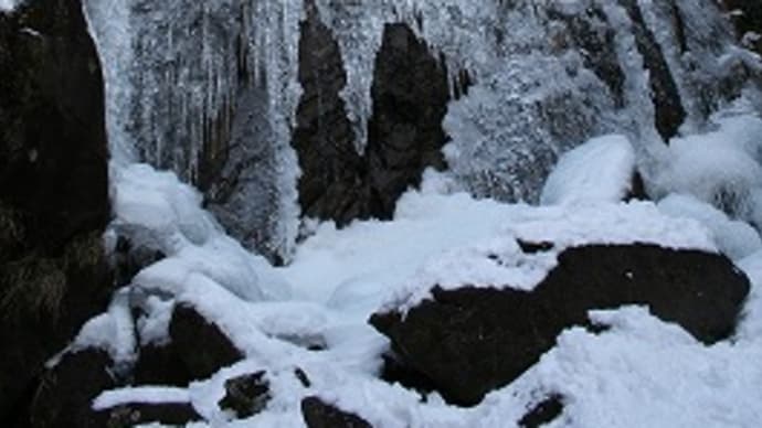 凍っていた「扁妙の滝」