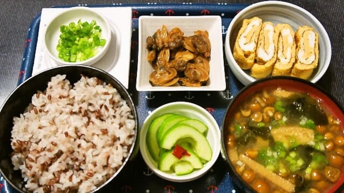 家で朝ご飯(赤米入りご飯に玉子焼き、焼きあさり、納豆、なめこ汁、白瓜の浅漬)(2021年7月2日)