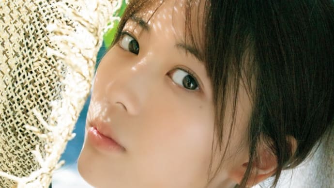 乃木坂46岩本蓮加、夏に輝く圧倒的な透明感と美しさ 『マガジン』表紙で大人の表情