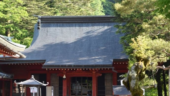 日光中禅寺湖 中禅寺立木観音の建屋は、山にのぼって建っています 4
