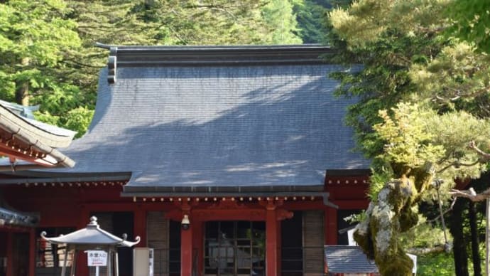 日光中禅寺湖　中禅寺立木観音の建屋は、山にのぼって建っています　　　　4