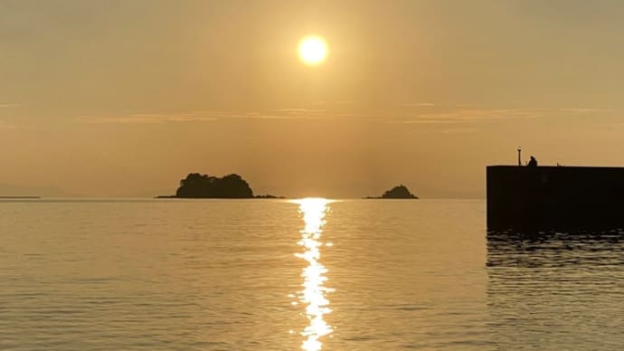 黄金色の景色　三ツ島と漁船