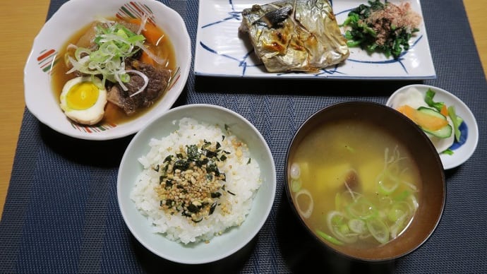 さばの塩焼きと牛すじ煮と味噌汁、炊屋食堂の田舎定食・・・田舎の味。