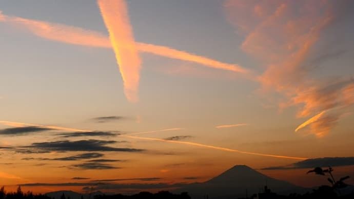 夕焼け空に✖印の飛行機雲!