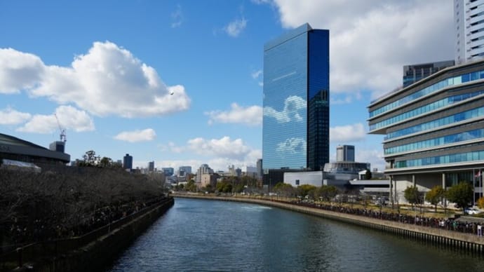 Red Hot Chili Peppersのグッズを買うために、大阪城ホールの川の両サイドに、びっしり人が並んでいる! 凄いね。