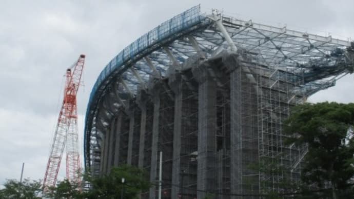 広島・新サッカースタジアム、G7広島サミットで工事を休んていました・・・当局の指示で巨大クレーンが折りたたまれていました