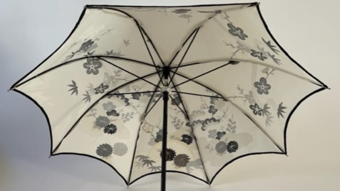 「モノトーンの梅模様の日傘」