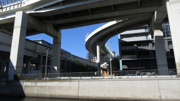 元町通りを歩く